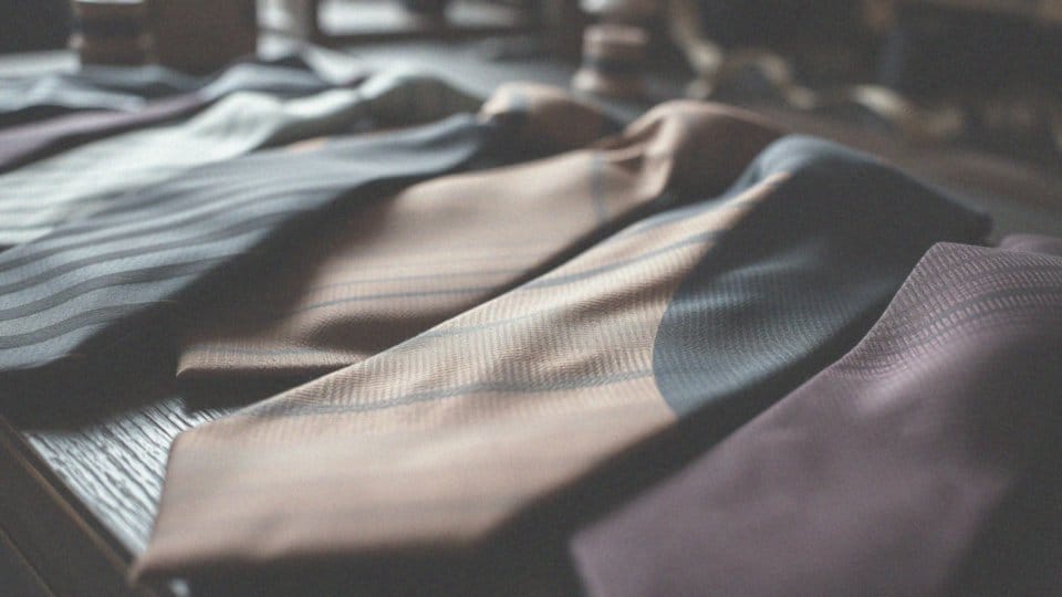 Jakie materiały krawatów są najlepsze do granatowego garnituru?